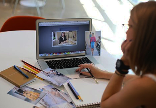 Nữ sinh cấp 3 học trực tuyến bằng laptop.