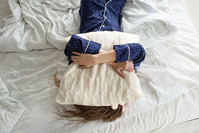Cô gái ngủ trên giường Gia sư tiếng Anh trực tuyến Hải Phòng